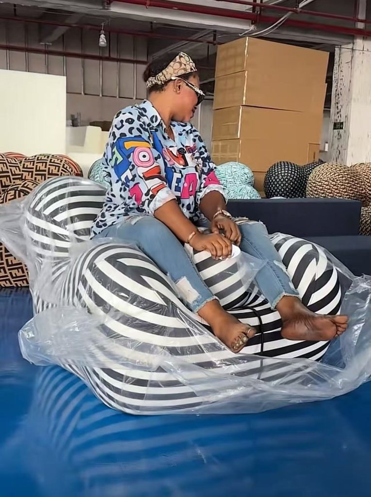 Customers come to visit the compressed sofa factory 4