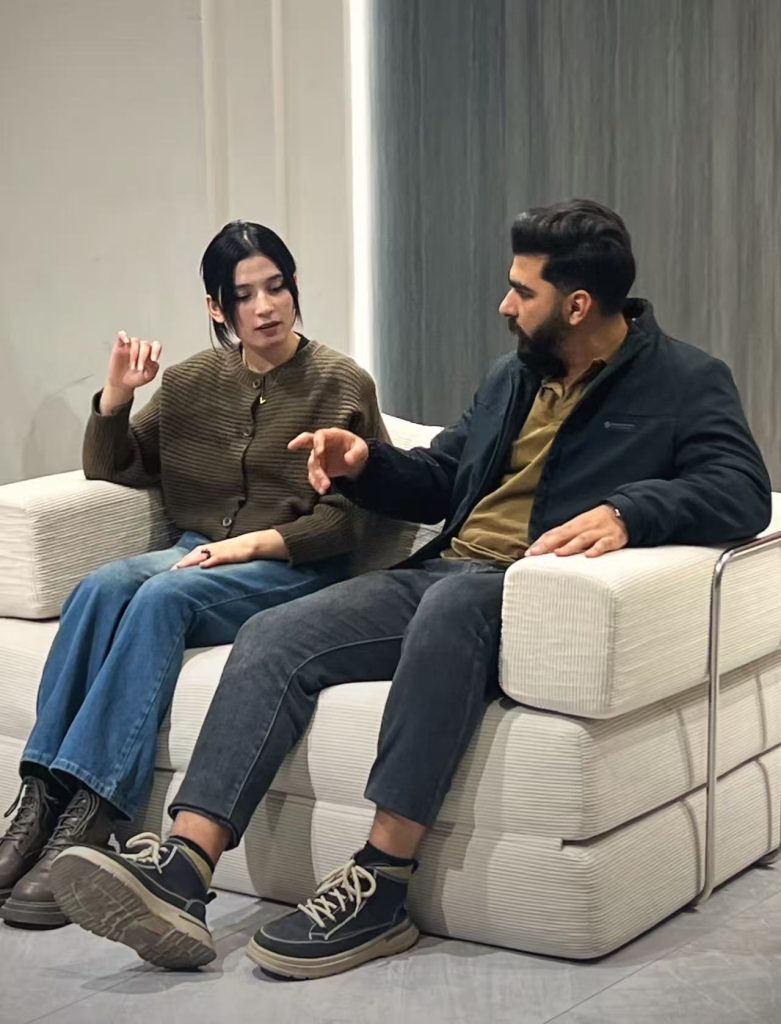 Customers come to visit the compressed sofa factory 3