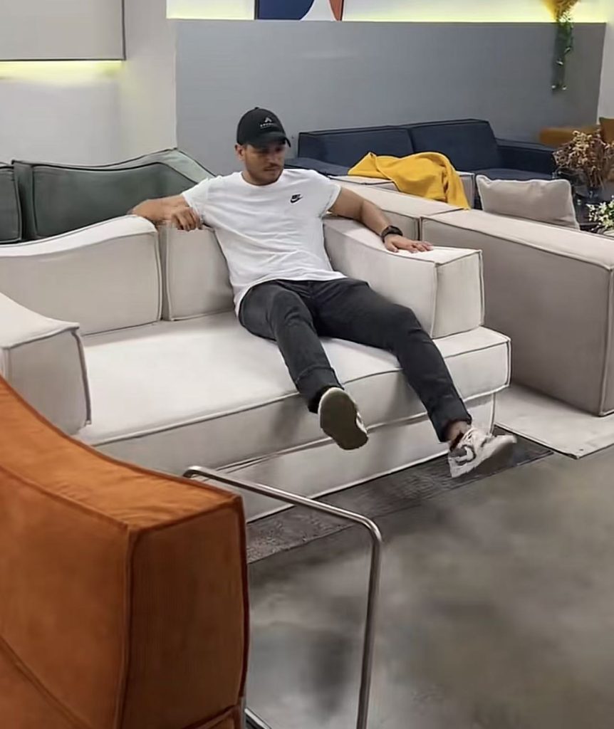 Customers come to visit the compressed sofa factory 2